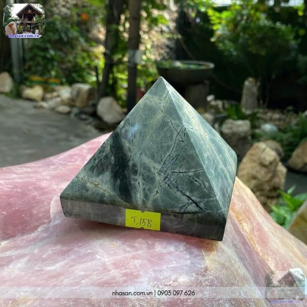 Kim tự tháp phong thủy đá canxedon T158 - 1.04kg