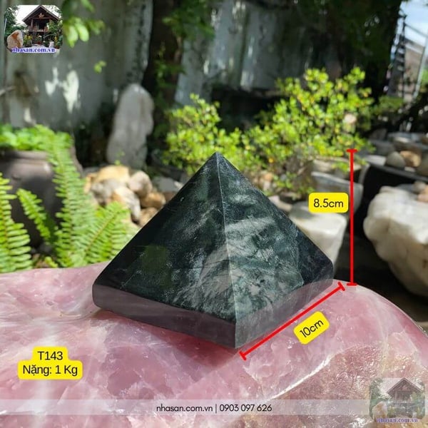 Kim tự tháp phong thủy đá canxedon T143 - 1kg (8.5x10cm)