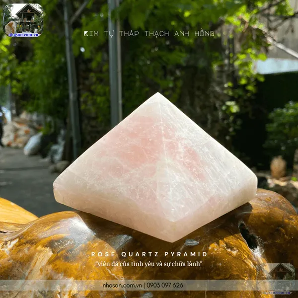 Kim tự tháp thạch anh hồng 1kg, cao 8cm x ngang 10cm - T738 