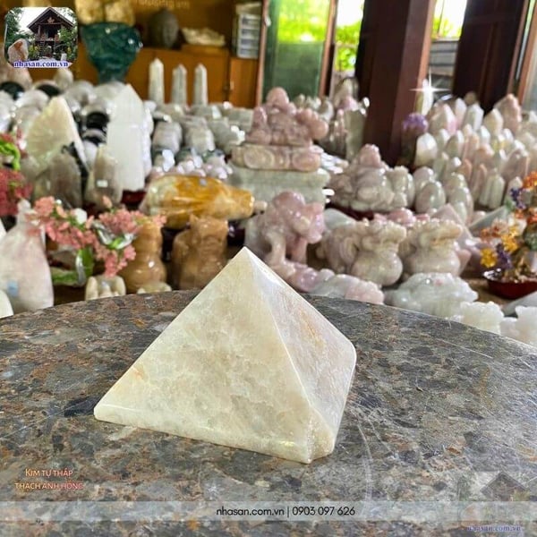 Kim tự tháp thạch anh hồng 0.7kg, cao 7.5cm x ngang 10cm - T532