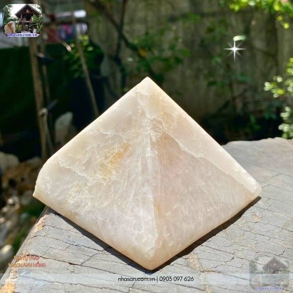 Kim tự tháp thạch anh hồng 0.7kg, cao 7.5cm x ngang 10cm - T532