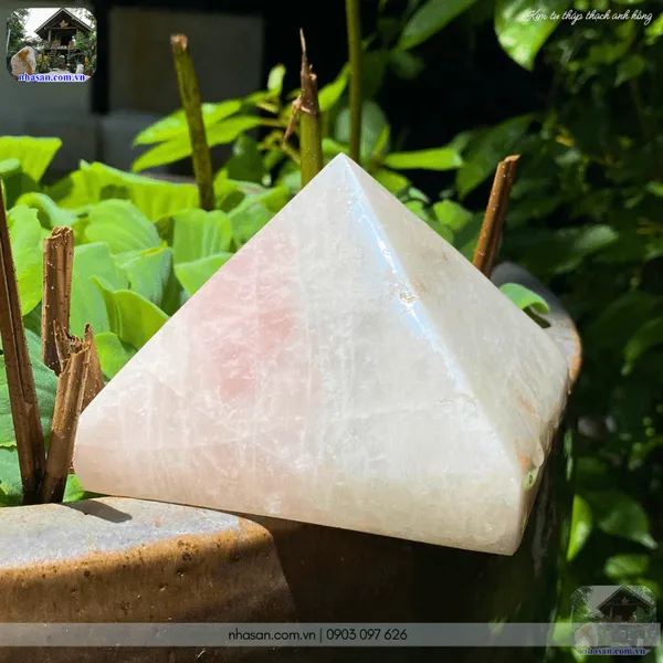 Kim tự tháp thạch anh hồng 1kg, cao 8cm x ngang 10cm - T738 