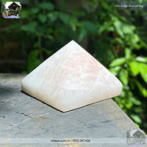 Kim tự tháp thạch anh hồng 1kg, cao 8cm x ngang 10cm - T738 