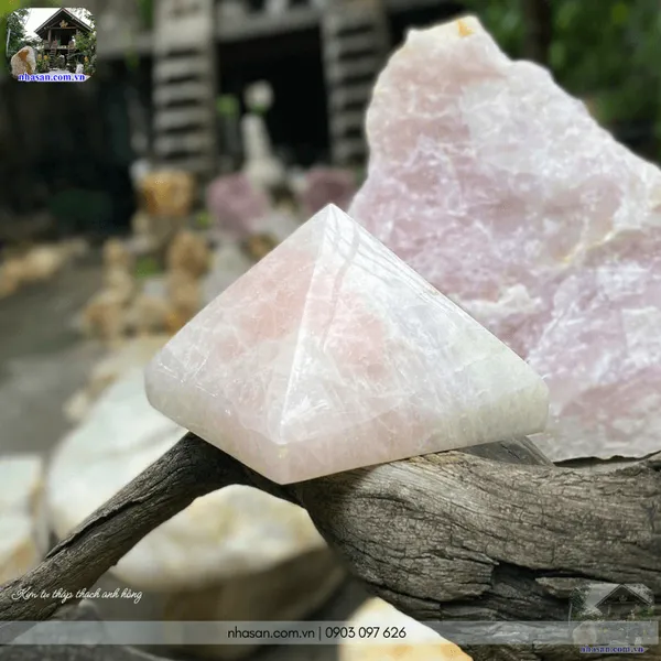 Kim tự tháp thạch anh hồng 1kg, cao 8cm x ngang 10cm - T738 