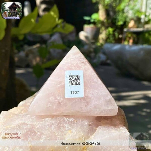 Kim tự tháp thạch anh hồng T657, 330gr, cao 5.5cm x ngang 7.2cm