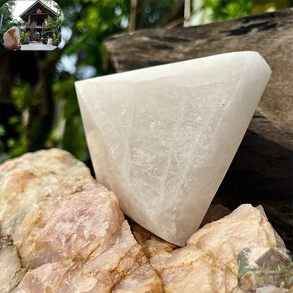 Kim tự tháp đá thạch anh trắng 1.1kg, cao 8cm x ngang 10.2cm - T630