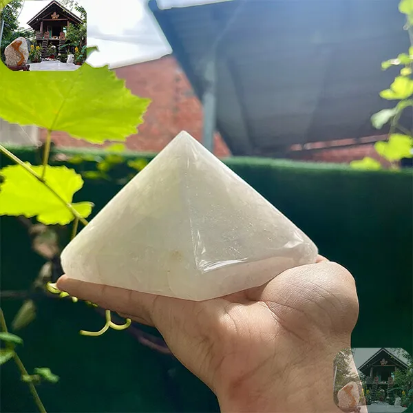 Kim tự tháp thạch anh trắng 1.06kg, cao 8cm x ngang 10.2cm - T645