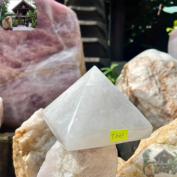 Kim tự tháp thạch anh trắng 1.06kg, cao 8cm x ngang 10.2cm - T645