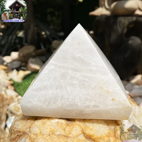 Kim tự tháp thạch anh trắng 1.12kg, cao 8cm x ngang 10cm - T662
