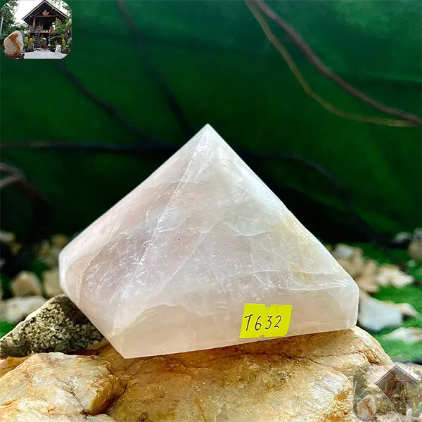 Kim tự tháp thạch anh hồng nặng 1.07kg, cao 8cm x ngang 10cm - T632