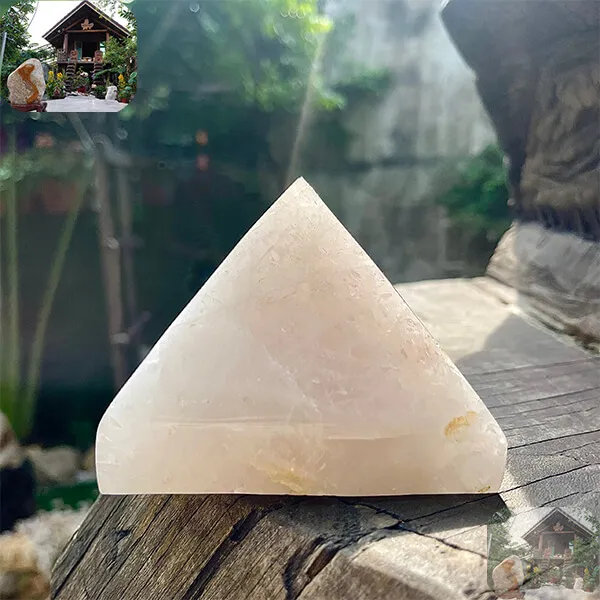 Kim tự tháp đá thạch anh nặng 1.04kg, cao 8cm x ngang 10cm - T646