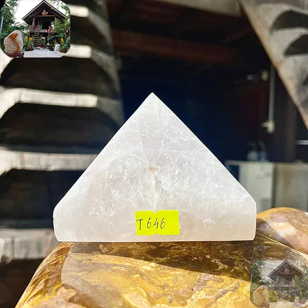 Kim tự tháp đá thạch anh nặng 1.04kg, cao 8cm x ngang 10cm - T646