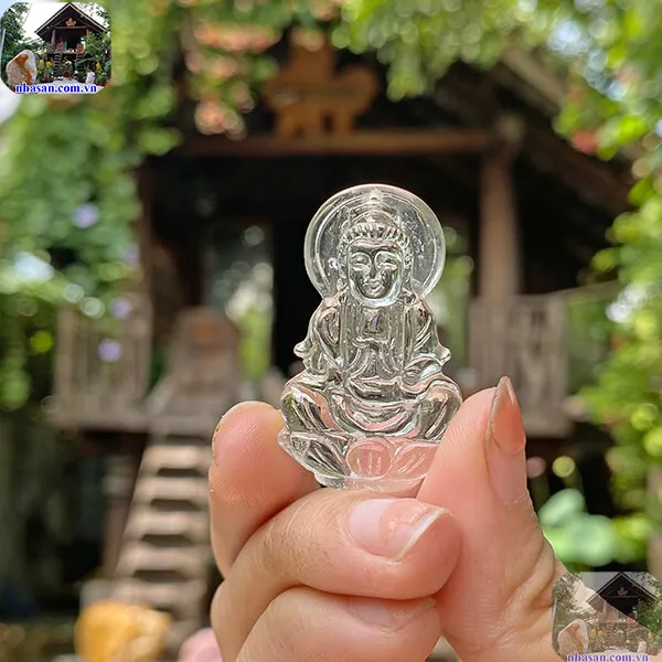 Mặt dây chuyền phật quan âm đá thạch anh trắng 10g - biểu tượng của điềm lành, giải trừ tai ách