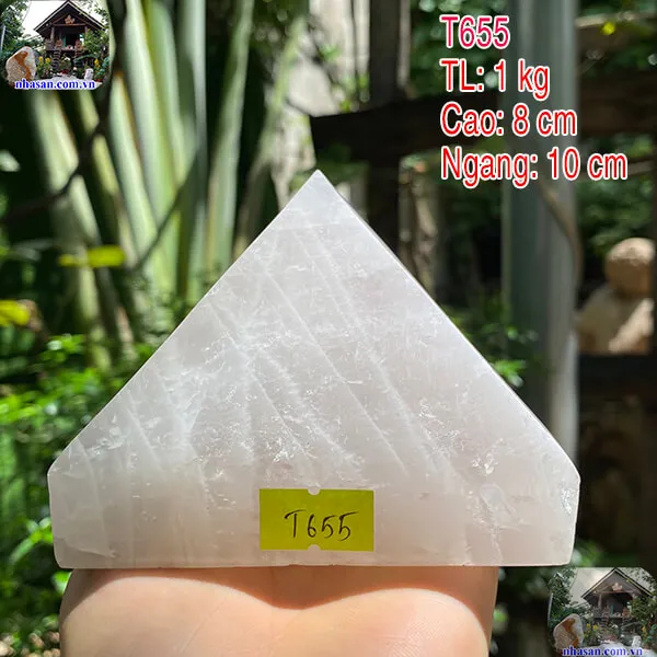 Mệnh Thủy nên để gì trong xe ô tô - Kim tự tháp thạch anh trắng
