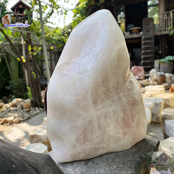 Trụ đá thạch anh hồng nặng 3.9kg, kích thước 22x17x8 cm, T686