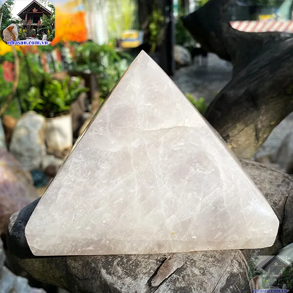 Kim tự tháp thạch anh hồng 1.98kg, cao 13cm x ngang 13cm - T463