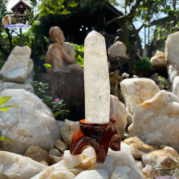White quartz crystal pillar T231