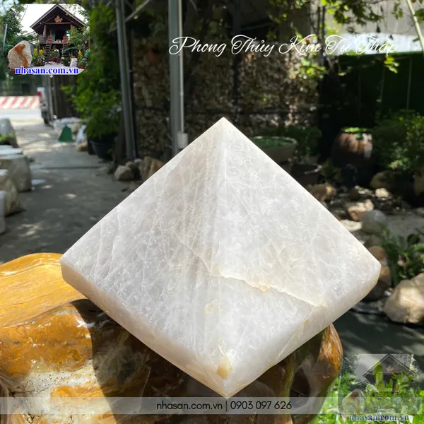 Đá phong thủy kim tự tháp nặng 7.8kg, cao 16cm x ngang 20.5cm - T715 