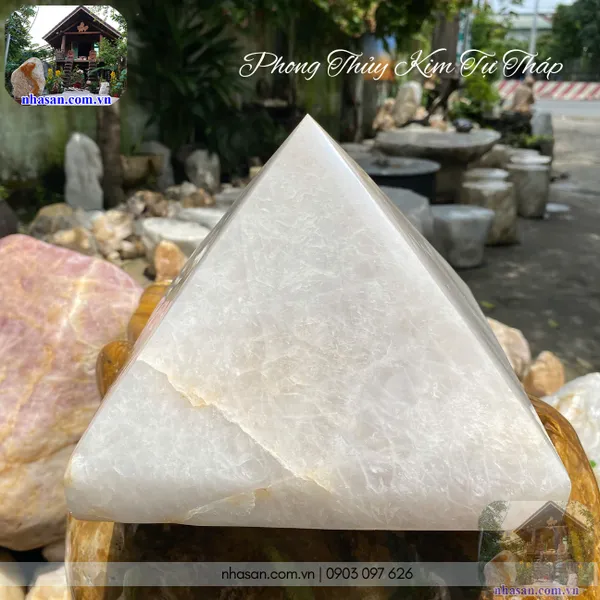 Đá phong thủy kim tự tháp nặng 7.8kg, cao 16cm x ngang 20.5cm - T715 