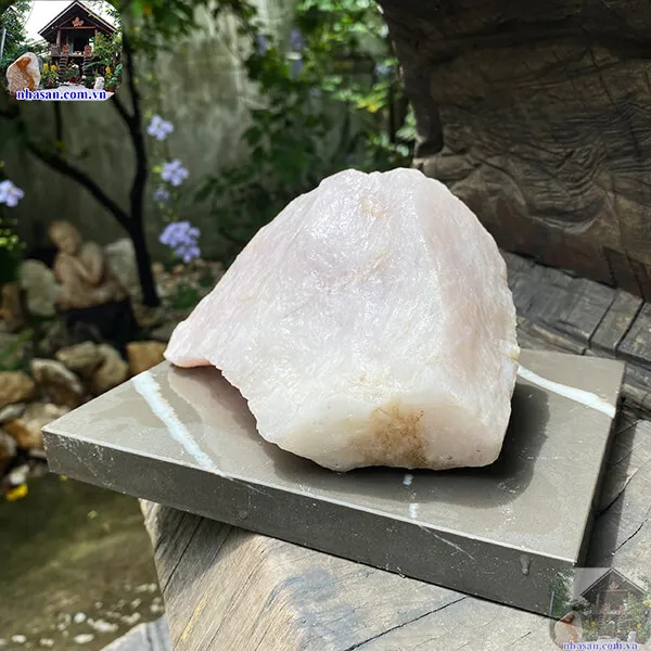 Đá thạch anh hồng thô 1.38kg (8x18cm) Vật phẩm phong thủy trang trí 