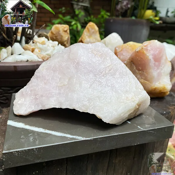 Đá thạch anh hồng thô 1.38kg (8x18cm) Vật phẩm phong thủy trang trí 