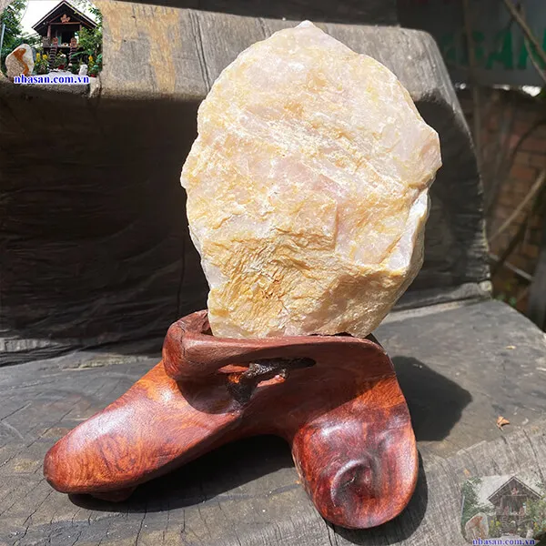 Đá thạch anh hồng phong thủy Việt Nam để bàn làm việc 1.4kg (14.5x11 cm)