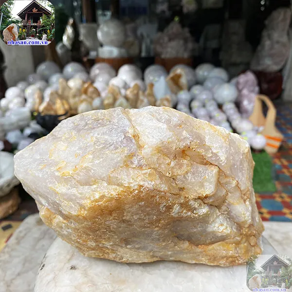 Đá thạch anh hồng thô mang đến tài lộc, may mắn, bình yên và thịnh vượng cho mệnh Hỏa và mệnh Thổ 