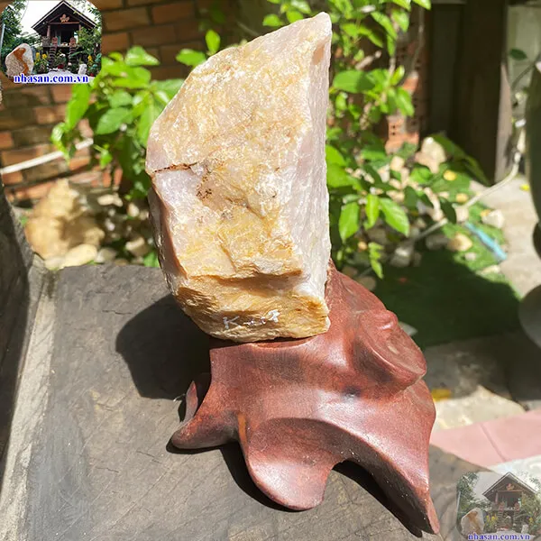Đá thạch anh hồng phong thủy Việt Nam để bàn làm việc 1.4kg (14.5x11 cm)