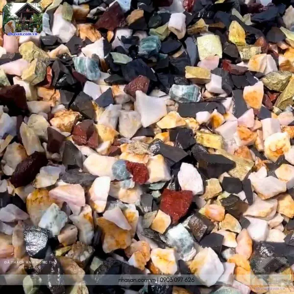 Đá thạch anh hồng thô mang đến tài lộc, may mắn, bình yên và thịnh vượng cho mệnh Hỏa và mệnh Thổ 