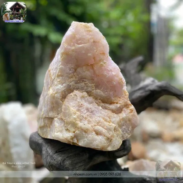 Đá thạch anh hồng thô mang đến tài lộc, may mắn, bình yên và thịnh vượng cho mệnh Hỏa và mệnh Thổ 