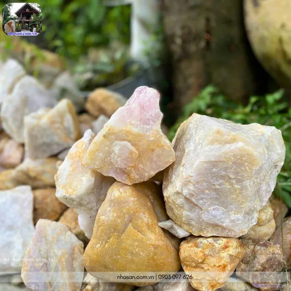 Đá thạch anh hồng thô mang đến tài lộc, may mắn, bình yên và thịnh vượng cho mệnh Hỏa và mệnh Thổ 