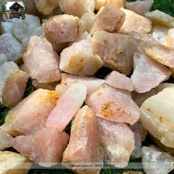 Đá thạch anh hồng thô mang đến tài lộc, may mắn, bình yên và thịnh vượng cho mệnh Hỏa và mệnh Thổ 