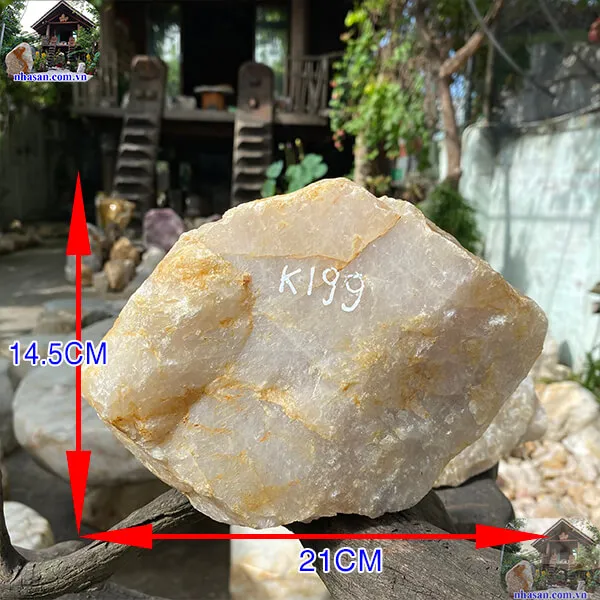 Đá thạch anh hồng thô mang đến tài lộc, may mắn, bình yên và thịnh vượng cho mệnh Hỏa và mệnh Thổ