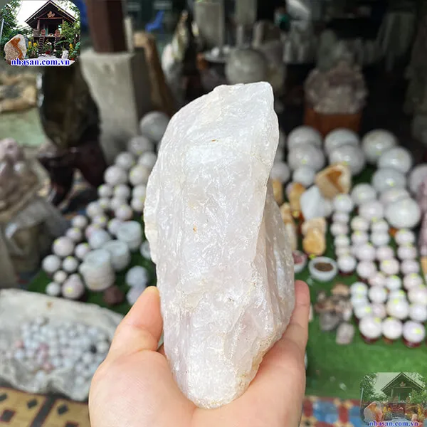 Thạch anh hồng thô - sự nổi bật tinh tế cho phòng ngủ