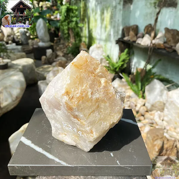 Đá thạch anh thô 2.26kg (16x11 cm) và xu hướng trang trí nhà bếp hiện đại