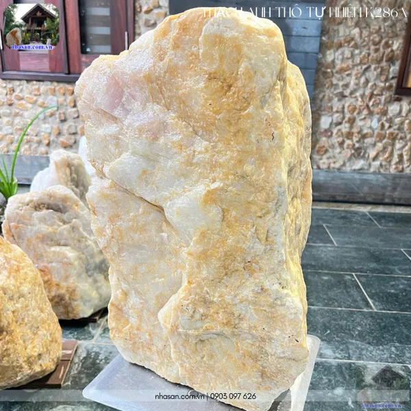Khối đá thạch anh thô tự nhiên K286A nặng 56kg, cao 48cm, hoành 94cm