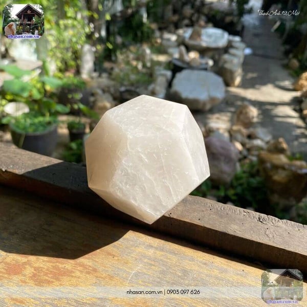 Đá thạch anh trắng 12 mặt QC1535 - 640gr - 8.6cm