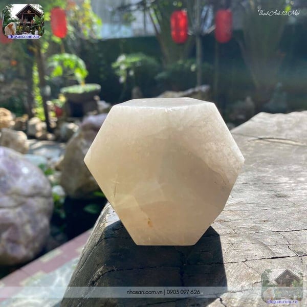 Đá thạch anh trắng 12 mặt QC1535 - 640gr - 8.6cm