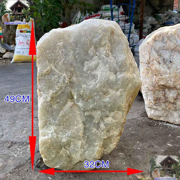 Đá thạch anh trắng thô 90kg, cao 49cm x ngang 32cm - K159