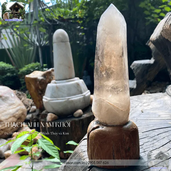 Trụ thạch anh xám khói 860gr, cao 22.5cm - T735