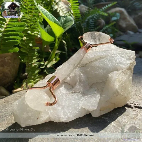 Thanh lăn massage mặt thạch anh trắng