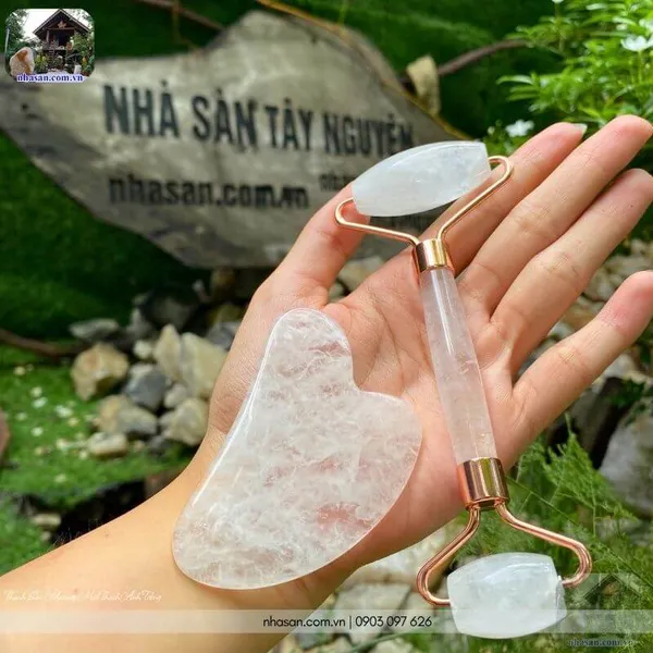 Thanh lăn massage mặt thạch anh trắng