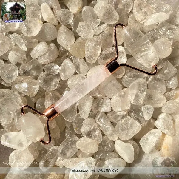 Thanh lăn massage mặt thạch anh trắng