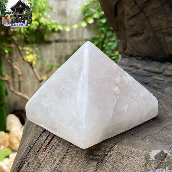 Đá thạch anh kim tự tháp 1.1kg, cao 8cm x ngang 10cm - T679