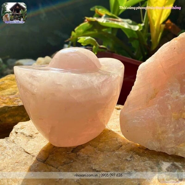 Thỏi vàng phong thủy thạch anh hồng TV50 1.16kg, dài 12.5cm x rộng 8cm x cao 9cm