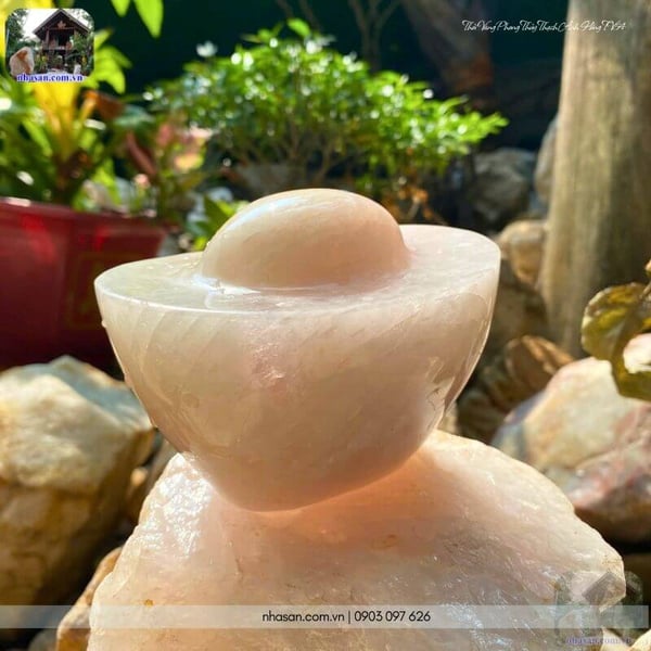 Thỏi vàng phong thủy thạch anh hồng TV54 940gr, dài 11.5cm x rộng 8cm x cao 8.5cm