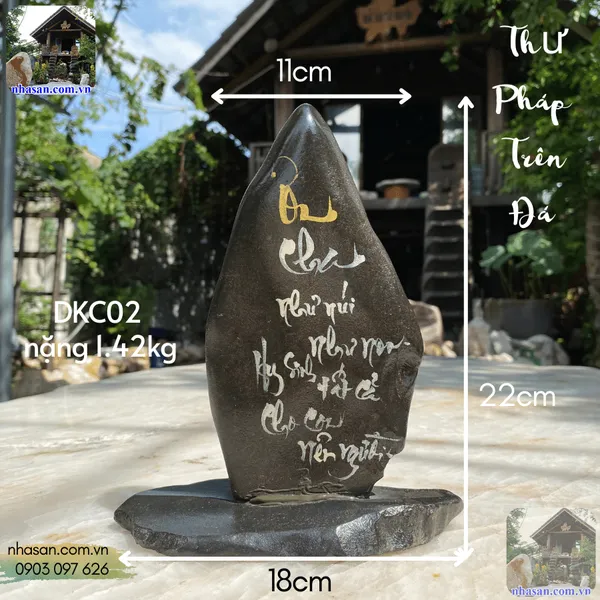 Thư pháp trên đá DKC02 nặng 1,42kg, kích thước: cao 22cm x ngang 11cm 
