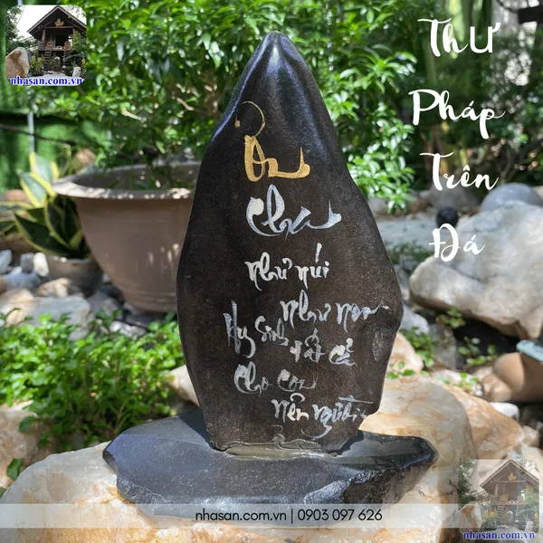 Thư pháp trên đá DKC02 nặng 1,42kg, kích thước: cao 22cm x ngang 11cm 