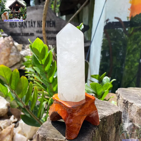 White quartz crystal pillar T229