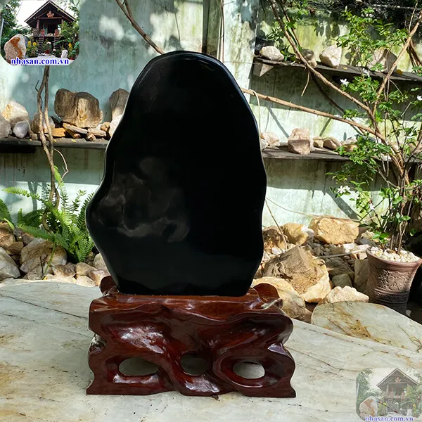 Trụ đá bồ kết đen tượng trưng cho quyền lực, uy nghiêm và thịnh vượng